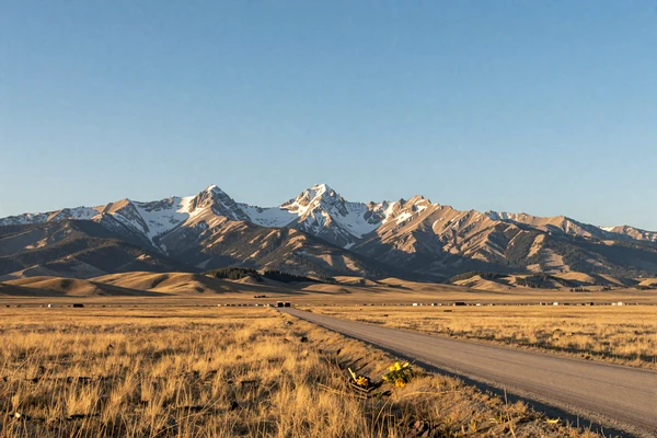 Montana ranch landscape with mountains, Montana country singles on MuchDating